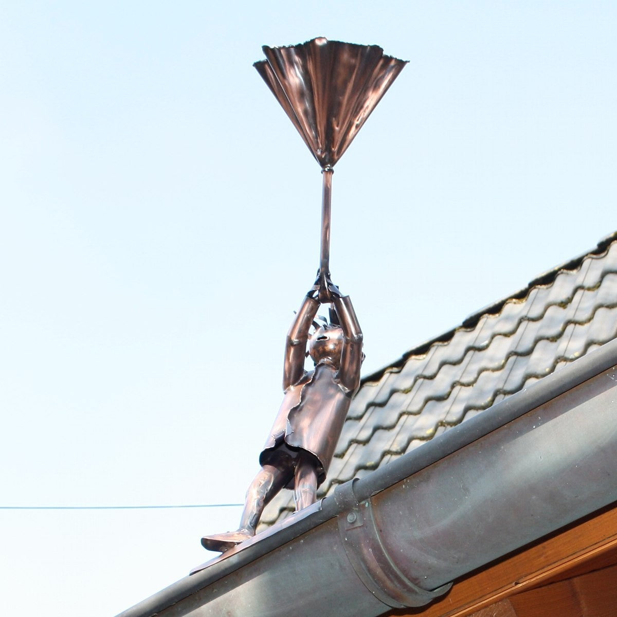 Dachrinnenfigur Mann mit Regenschirm