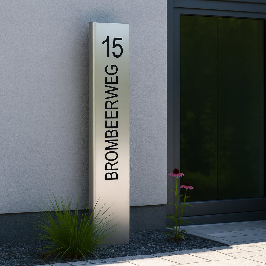 Modernes, großes Edelstahl-Hausschild – individuell gravierbar – 150 x 30 cm