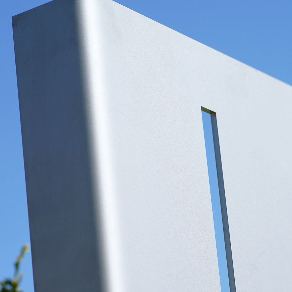 Modernes, großes Edelstahl-Hausschild – individuell gravierbar – 150 x 30 cm